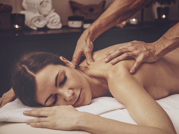 Frau auf Massageliege während einer Behandlung  | © Davos Klosters Mountains 