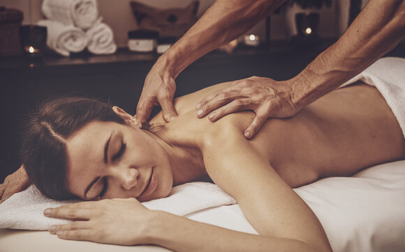 Frau auf Massageliege während einer Behandlung  | © Davos Klosters Mountains 