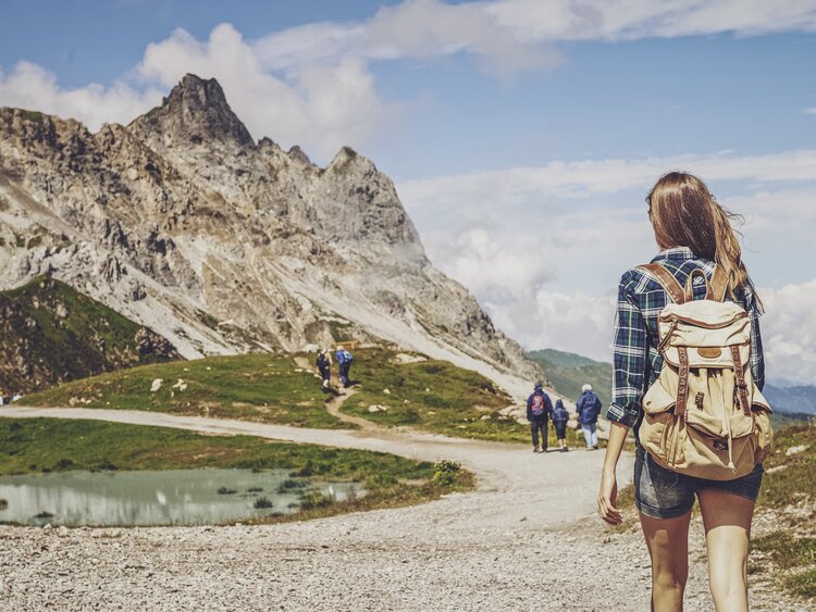 Frau von hinten beim Wandern auf dem Gotschnagrat. | © Davos Klosters Mountains