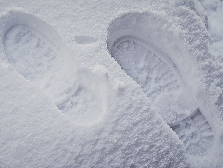 Schuhspuren im frischen Pulverschnee. | © Davos Klosters Mountains