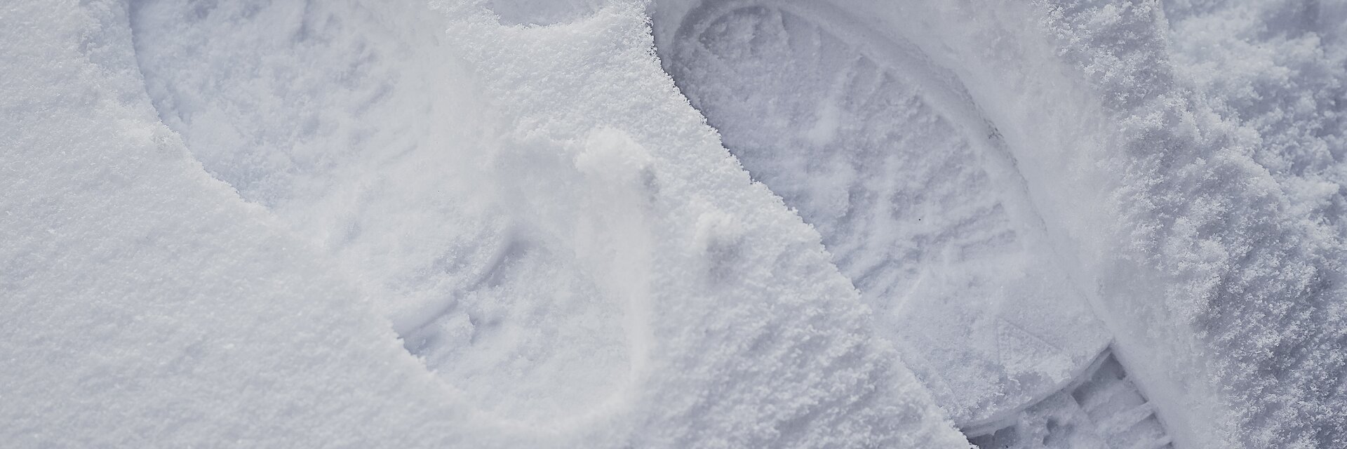 Spuren im Schnee | © Davos Klosters Mountains Schuhspuren im frischen Pulverschnee. | © Davos Klosters Mountains