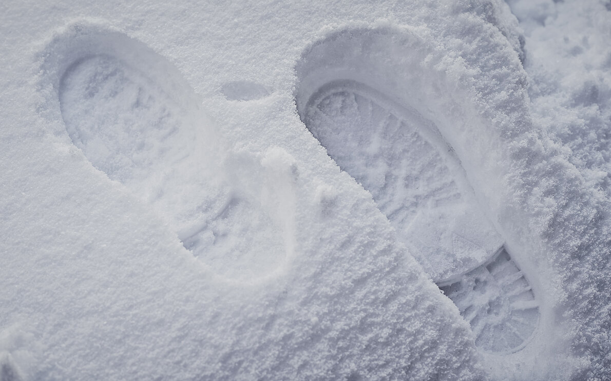 Schuhspuren im frischen Pulverschnee. | © Davos Klosters Mountains