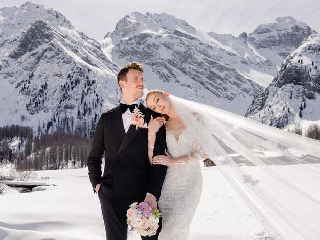 Zufriedenes Hochzeitspaar im winterlich sonnigen Sertigtal Davos | © The Tailors Photography | Julia Schneider-Reissle