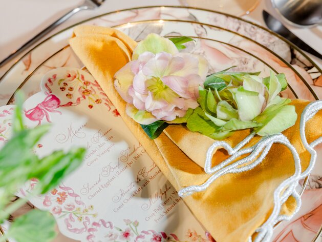 Sehr schönes Hochzeitsgedeck des Hotel Waldhuus Davos | © The Tailors Photography | Julia Schneider-Reissle