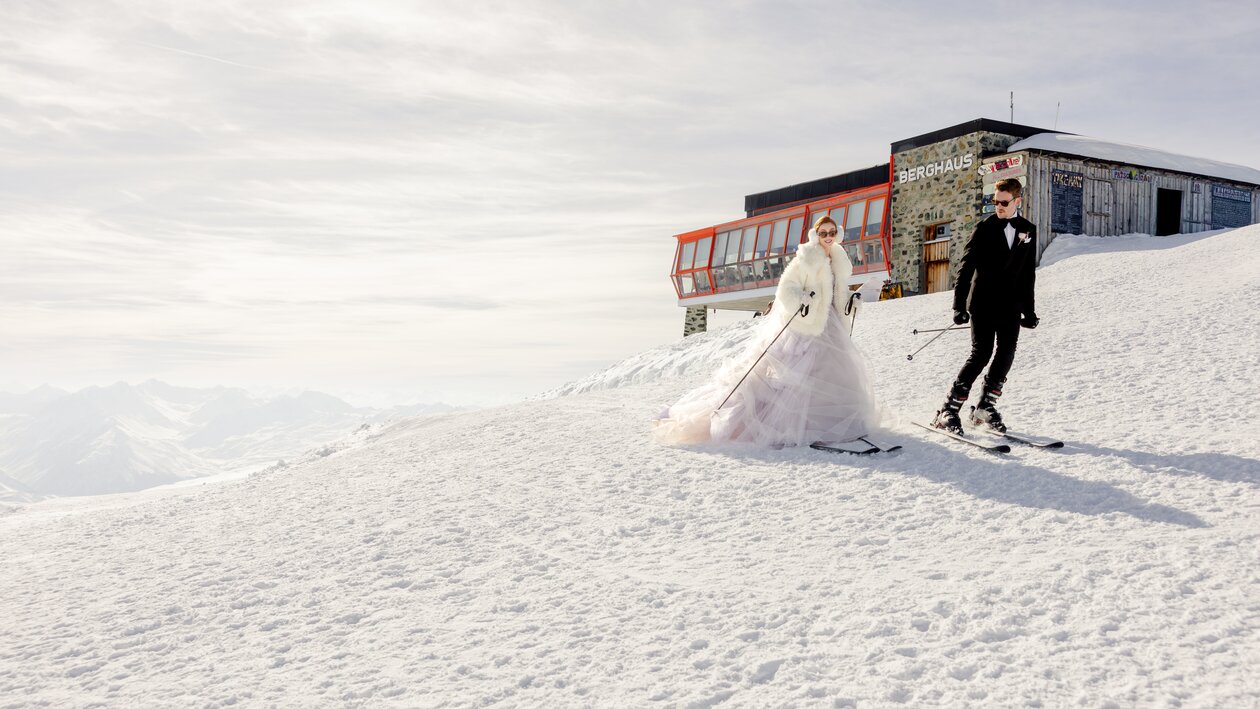 Brautpaar beim Abfahren nach der Trauung am Weissfluhgipfel Davos | © The Tailors Photography | Julia Schneider-Reissle