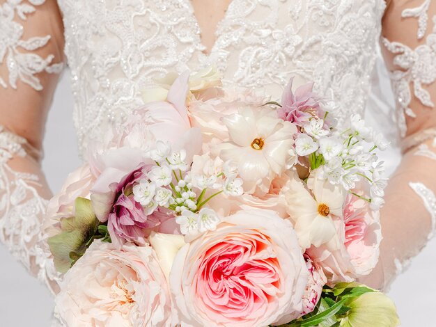 Braut im Sertigtal Davos - Closeup von Brautstrauss und Kleid | © The Tailors Photography | Julia Schneider-Reissle