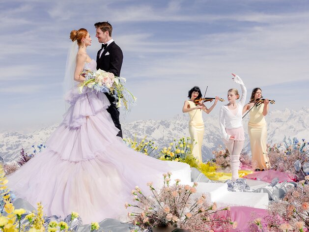 Traumhaftes Hochzeitssetting mit Brautpaar, Tänzerin, zwei Geigerinnen und bunten Blumen am Weissfluhgipfel Davos | © The Tailors Photography | Julia Schneider-Reissle