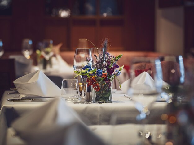 Detailaufnahme eines schön gedeckten Tisches des Restaurant Waldhuus Davos | © Davos Klosters Bergbahnen AG