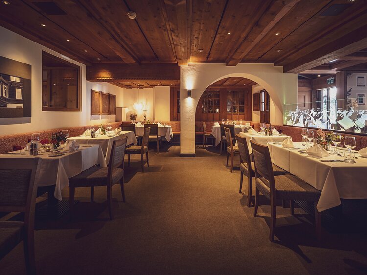 Restaurant im elegant - apinen Stil mit eingedeckten Tischen  | © Davos Klosters Mountains 