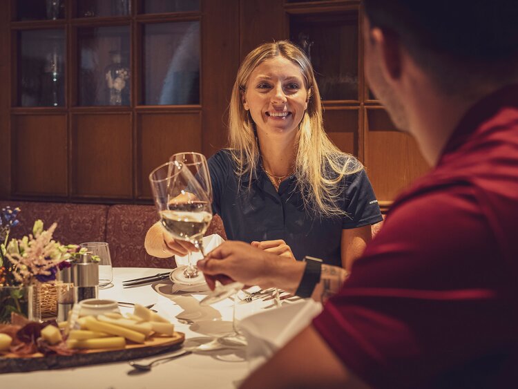 Pärchen beim Anstossen beim Apero im Hotel Waldhuus Restaurant | © Davos Klosters Mountains 