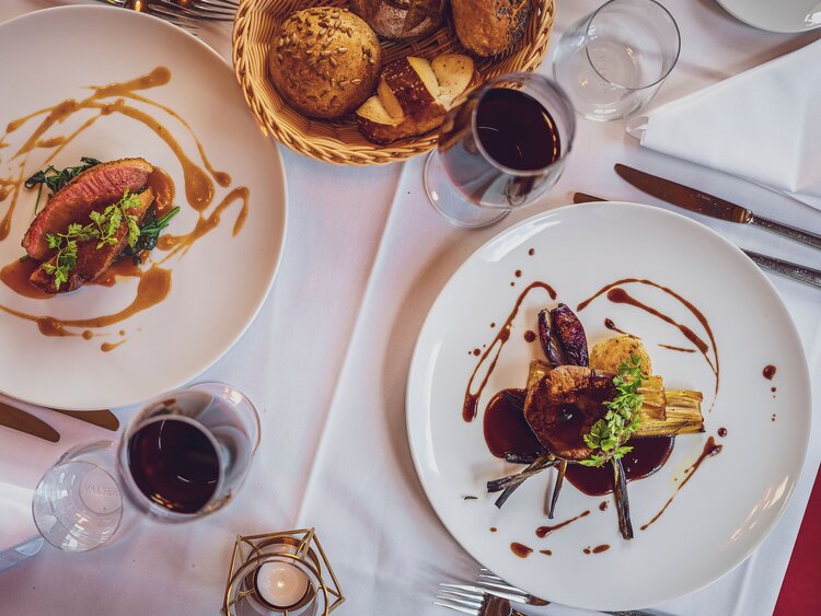 Sehr einladend gedeckter Dinner Tisch im Hotel Waldhuus mit regionalen Fleischgerichten | © Davos Klosters Mountains 