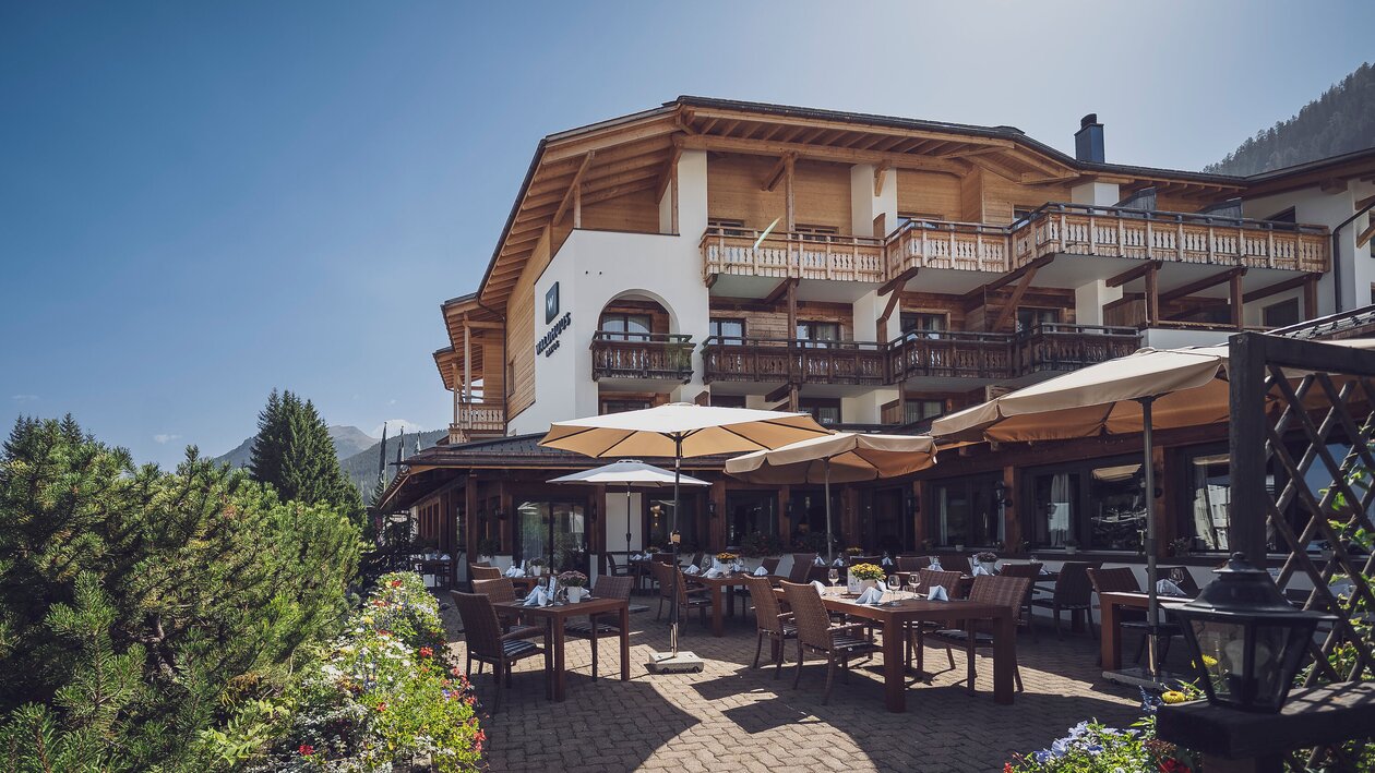 Aussenansicht des Hotel Waldhuus Davos mit Sonnenterrasse | © Davos Klosters Bergbahnen AG