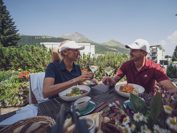 Pärchen beim Anstossen auf der Hotel Waldhuus Sonnenterrasse | © Davos Klosters Mountains 