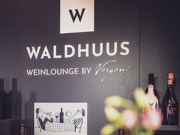 Cool dekorierte Wand der Vergani Weinlounge des Hotel Waldhuus Davos | © Davos Klosters Bergbahnen AG