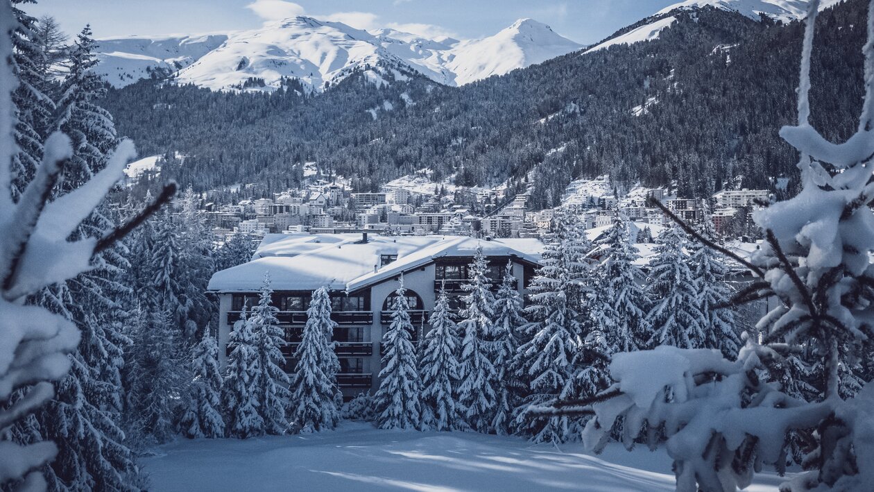 Wunderhübsch beschneites Davos und Hotel Waldhuus | © Jo Huechelheim - Davos Klosters Bergbahnen AG