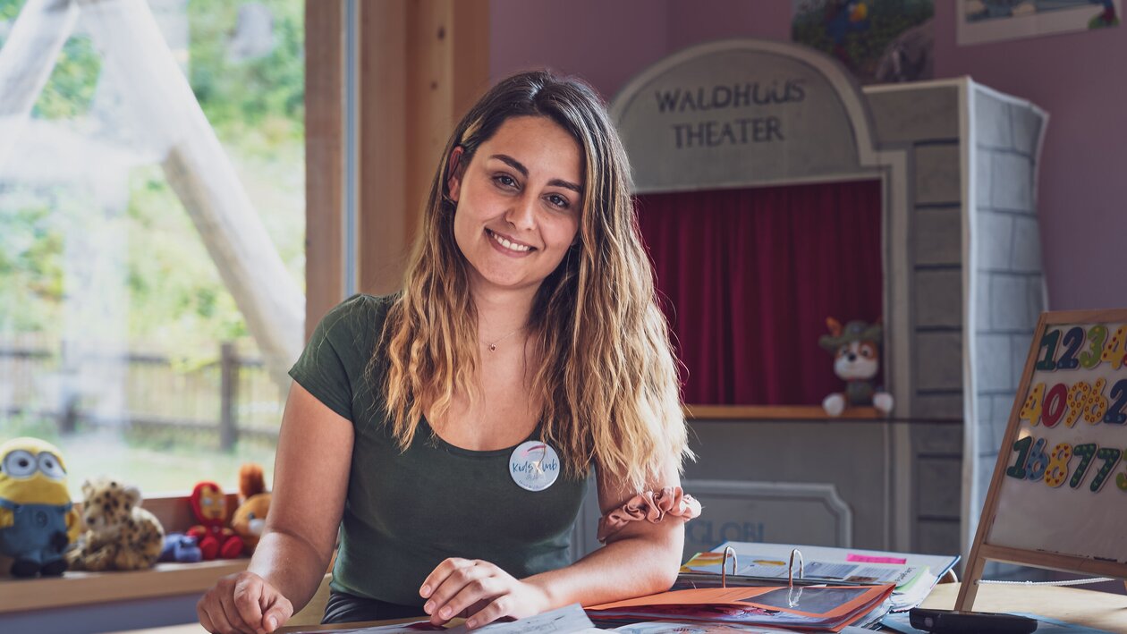 Portrait von Rafaela Pimenta, der Kinderbetreuerin vom Globi Kids Club im Hotel Waldhuus Davos. | © Davos Klosters Mountains