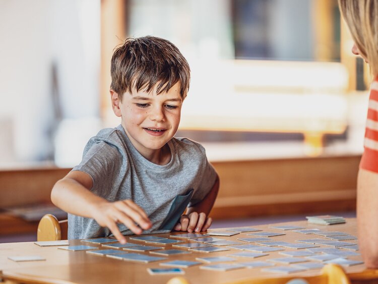 Ein Junge spielt Memory im Globi Kids Club in Davos. | © DDO - davos.ch | Martin Bissig