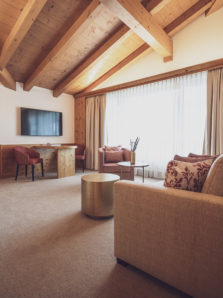 Hotelzimmer mit viel Holz und Couch | © Davos Klosters Mountains