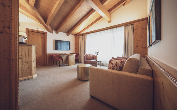 Hotelzimmer mit viel Holz und Couch | © Davos Klosters Mountains