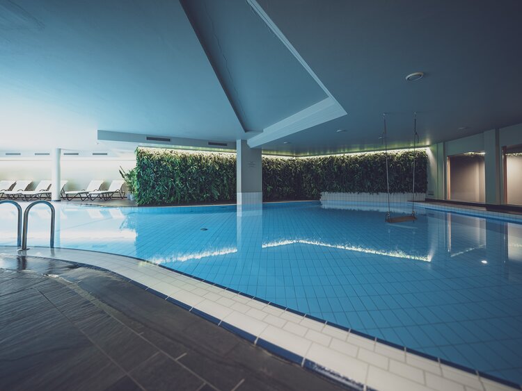 Schwimmbecken im Wellnessbereich im Hotel Waldhuus in Davos. | © Davos Klosters Mountains
