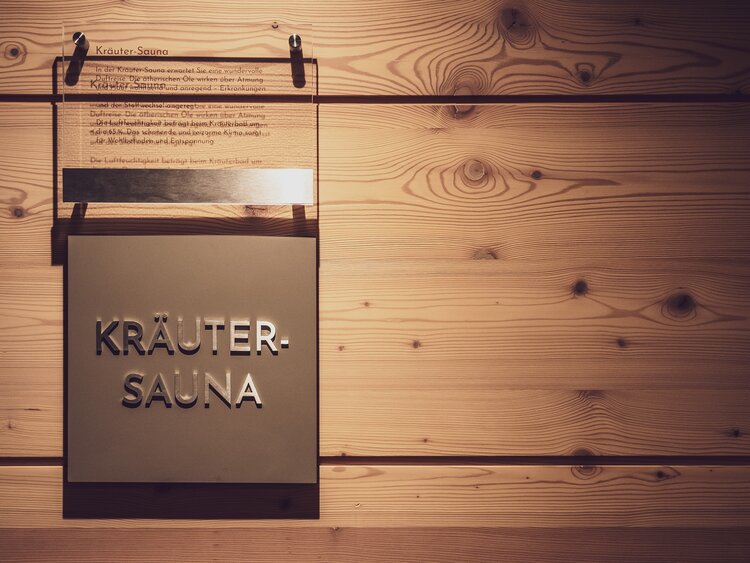 Schild mit Erklärung bei der Eingangstüre zur Kräutersauna. | © Davos Klosters Mountains