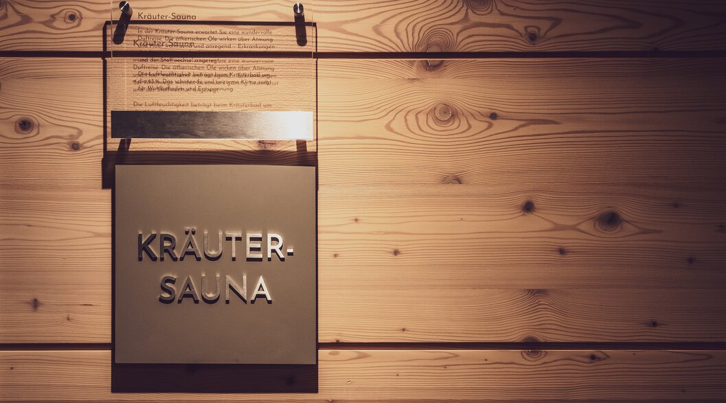 Kräutersauna Beschriftung | © Davos Klosters Mountains Schild mit Erklärung bei der Eingangstüre zur Kräutersauna. | © Davos Klosters Mountains
