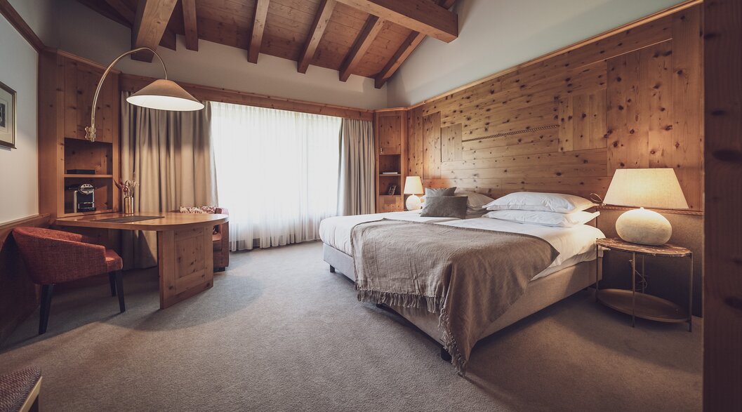 Grosszügiges Doppelbettzimmer komplett mit Holz ausgestattet | © Davos Klosters Mountains 