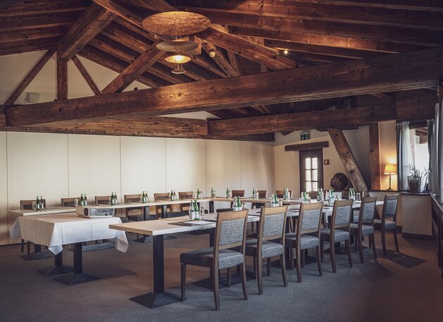 Seminarraum mit rustikaler Holzdecke und Tischen mit Stühlen | © Davos Klosters Mountains 