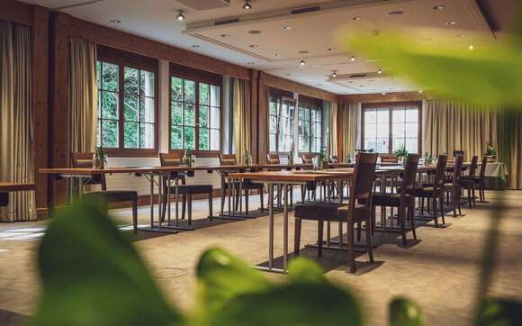 Seminar room Parsenn/Jakobshorn/Strela with daylight in the Hotel Waldhuus Davos.  | © Davos Klosters Mountains