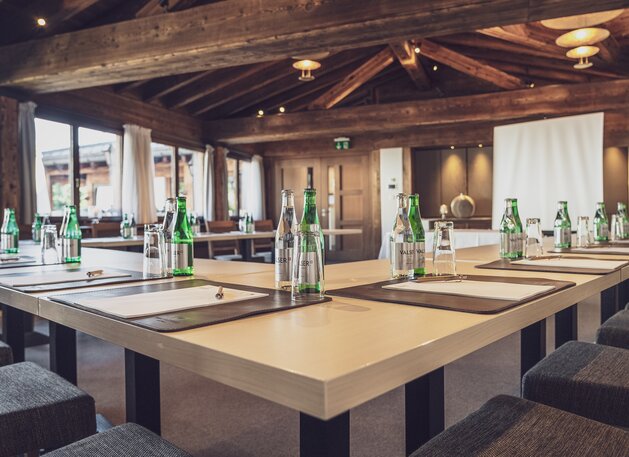 Rustikaler Seminarraum mit Getränken am Tisch  | © Davos Klosters Mountains 